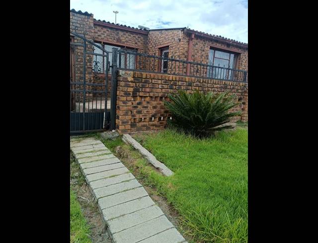 5 BEDROOM HOUSE FOR SALE IN DUDUZA